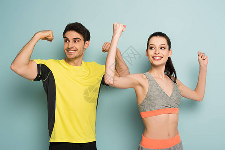 快乐的一对运动夫妇站在运动穿着运动服图片