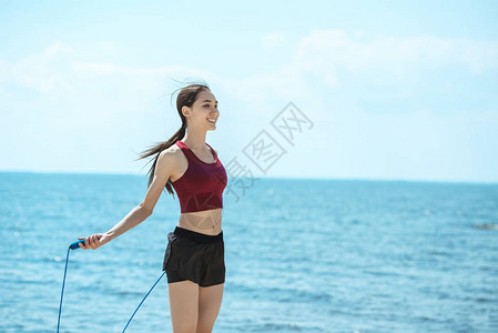 在海前用跳绳锻炼运动的女运图片