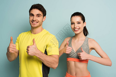 快乐的一对运动夫妇站在运动穿着运动服露出大图片