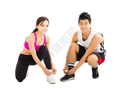 妇女和男子在健身前系图片