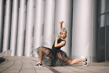 穿着黑色裙子的美丽年轻芭蕾舞女郎图片