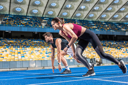 在体育场赛道上起步的男女运动青年运动短跑运动图片