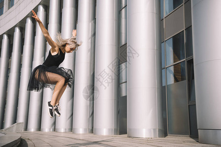 美丽的年轻芭蕾少女在街上跳舞图片