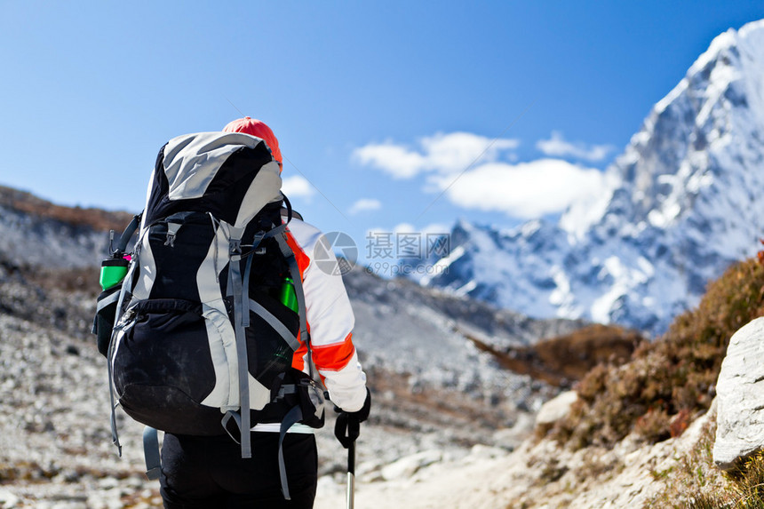 在尼泊尔喜马拉雅山徒步旅行的年轻女子图片