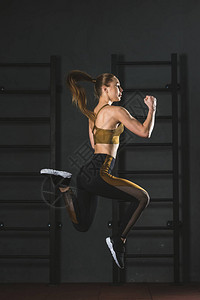 在健身房做心操运动的女运动员跳跃运图片