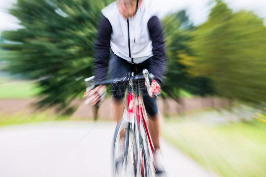 骑自行车运动模糊的图片