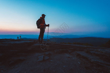 在山顶徒步旅行的男子游客MalinowskaSkala图片