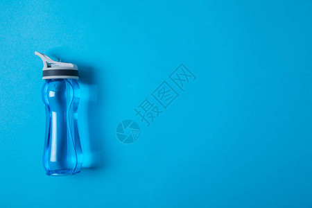 从上面的观感与水隔开的运动瓶子蓝色背景图片