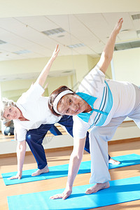 运动妇女在健身体育馆锻炼运动图片