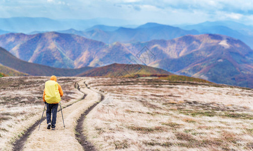 游客在山上徒步旅行图片