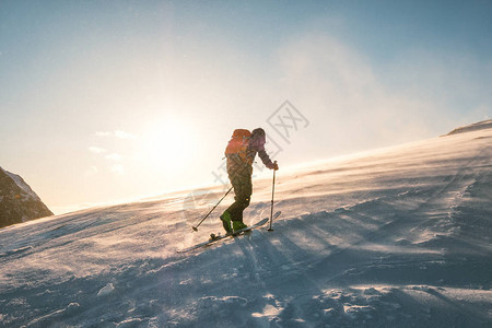 人滑雪者背在雪山上漫步阳图片