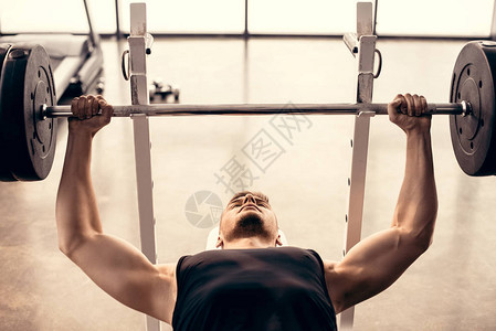 健身房的肌肉健壮运动图片