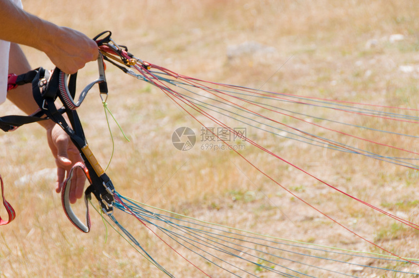 滑翔伞从山上起飞夏天图片