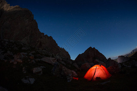 高山上的星空夜和帐篷图片