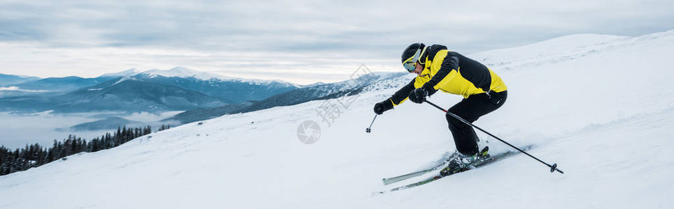 在山坡上滑雪的运动员拍图片