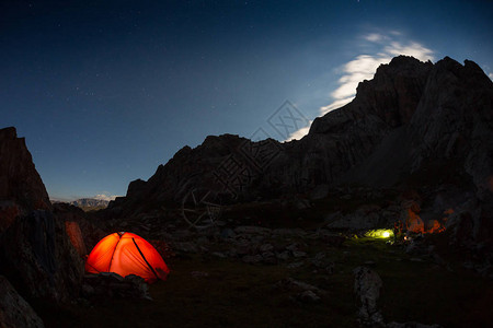 高山上的星空夜和帐篷图片