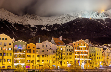 Innsbruck夜间的银行图片