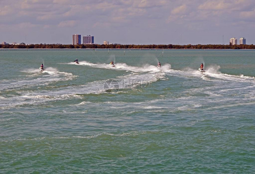 一群喷气式滑雪者在迈阿密海滩附近的Florida内部海岸内水道上赛车图片