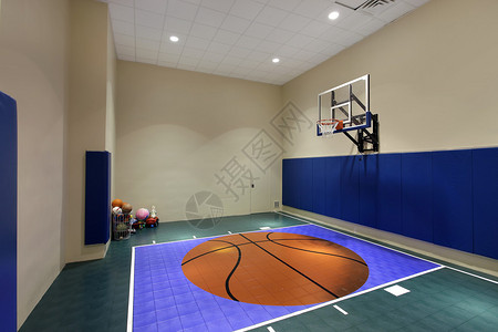 豪华住宅的大型室内篮球场图片