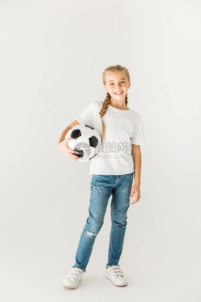 可爱的快乐的孩子拿着足球图片