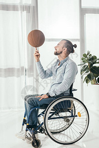 残疾人在轮椅上用手指旋背景图片