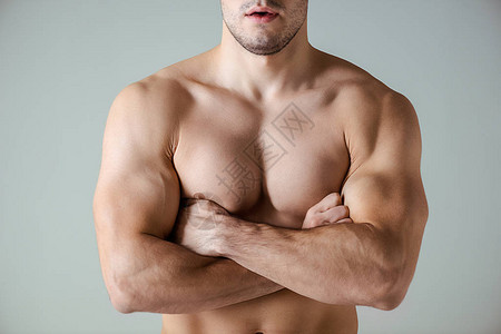 感肌肉健壮体建房者用光裸的躯干装扮成被隔在灰色图片