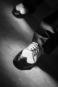 黑白爵士舞鞋的男拉丁和萨尔舞者在舞台单色图片