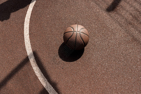 篮球场棕色比赛场地上的球背景图片