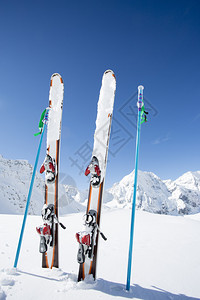 滑雪冬季山区和滑雪图片