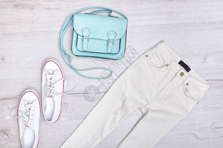 白色牛仔裤和运动鞋薄荷袋时尚概图片