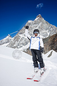 小男孩准备去滑雪了在马特霍恩瑞士欧图片