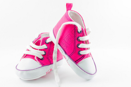 一双粉色婴儿运动鞋背景图片