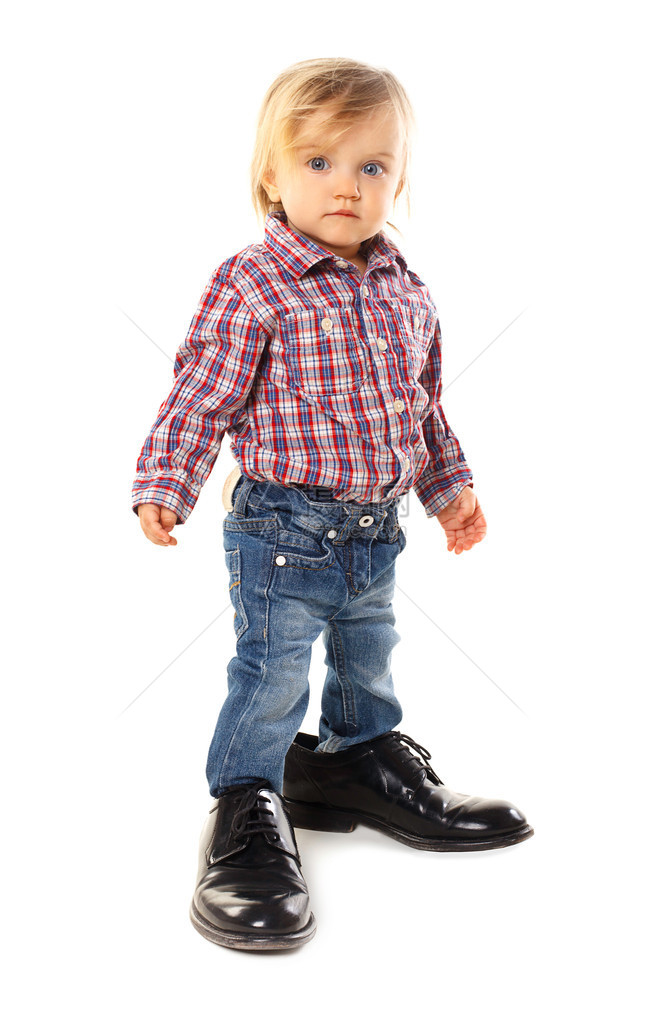 穿父亲鞋的小男孩图片
