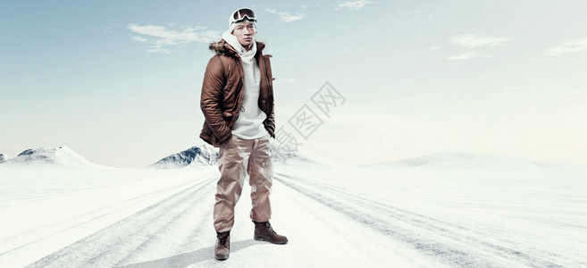 雪山风景中的亚洲冬季运动时装男穿着棕色夹图片