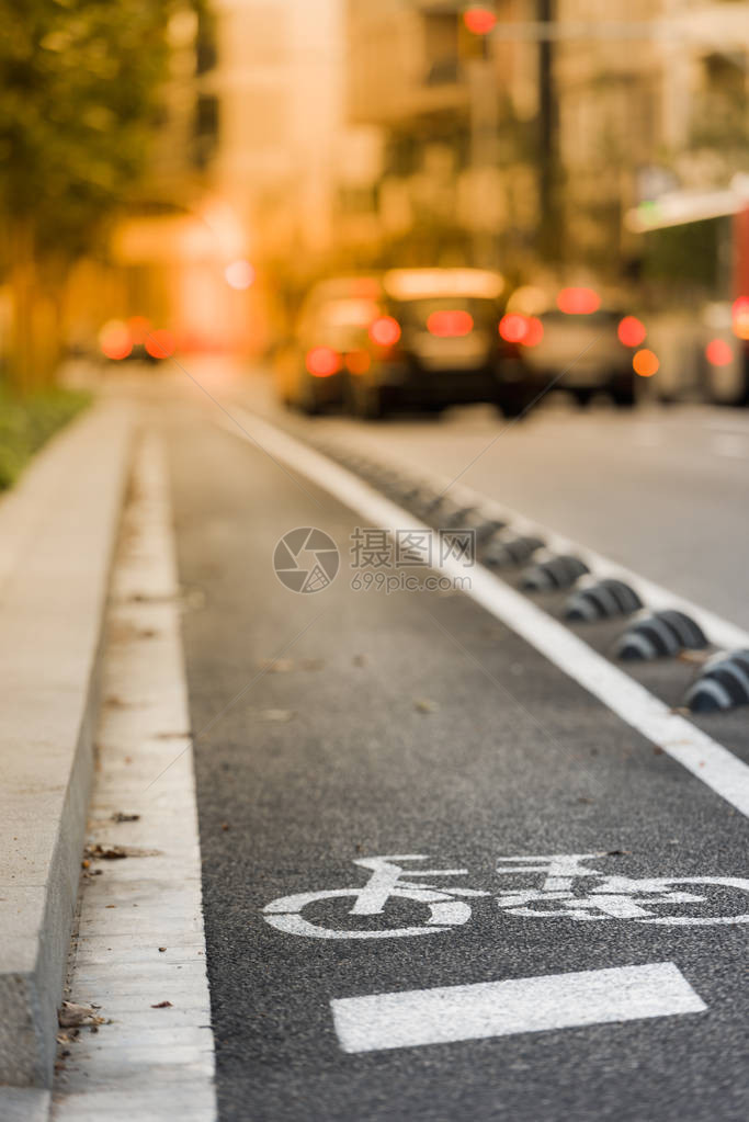 在柏油街道上的自行车路标图片