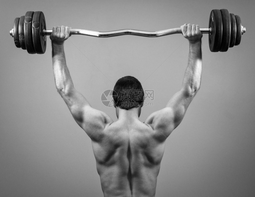 肌肉人用巴铃做锻炼后图片