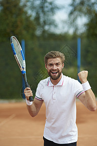 在球场上打网球的年轻人图片