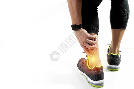 跑步运动员因扭伤关节扭伤而握着脚踝疼痛图片