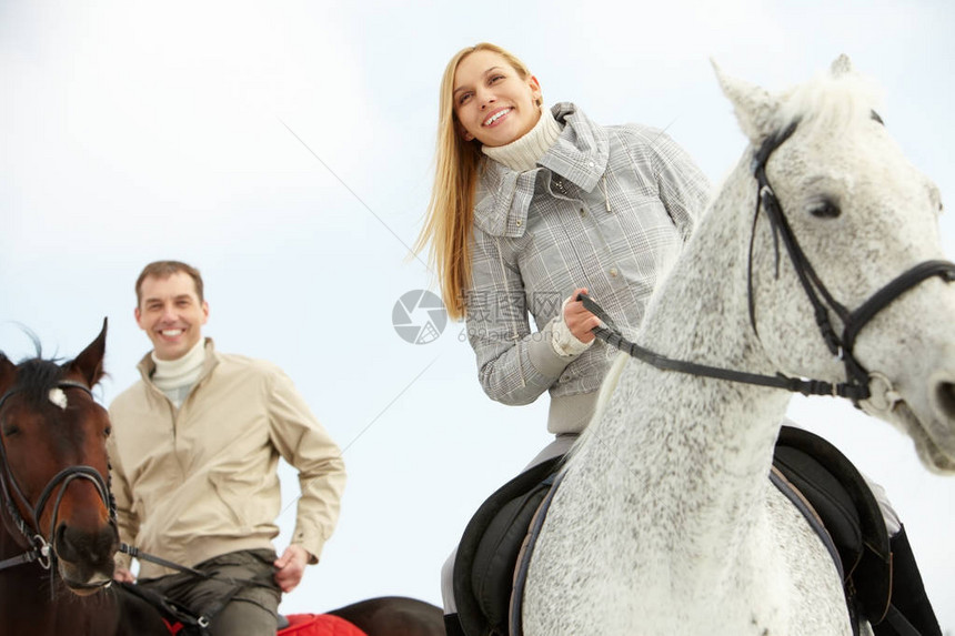 骑马的两个年轻人图片