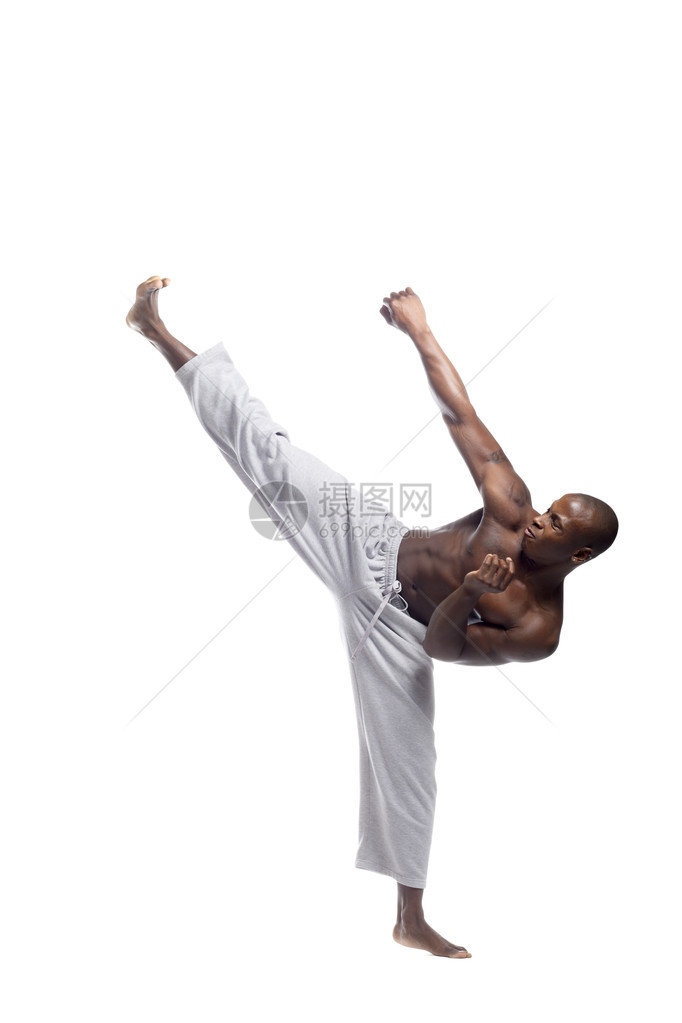 图片如果一个年轻的非裔美国人在白色背景下练习空手道图片