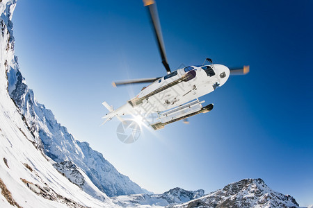 Heli滑雪直升机正在意大利奥斯塔的Gressony滑雪度假村降图片