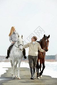 一个女人和男人约会和骑马图片