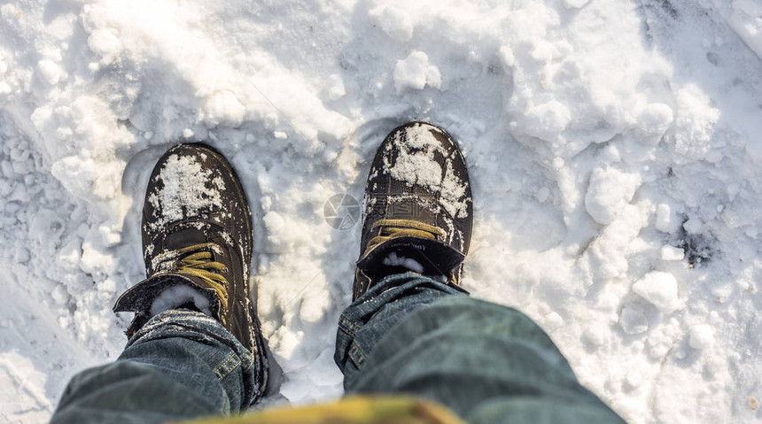 雪中的靴子冬天积雪的概念图片