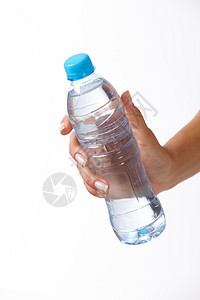 拿着一瓶水的女人手图片