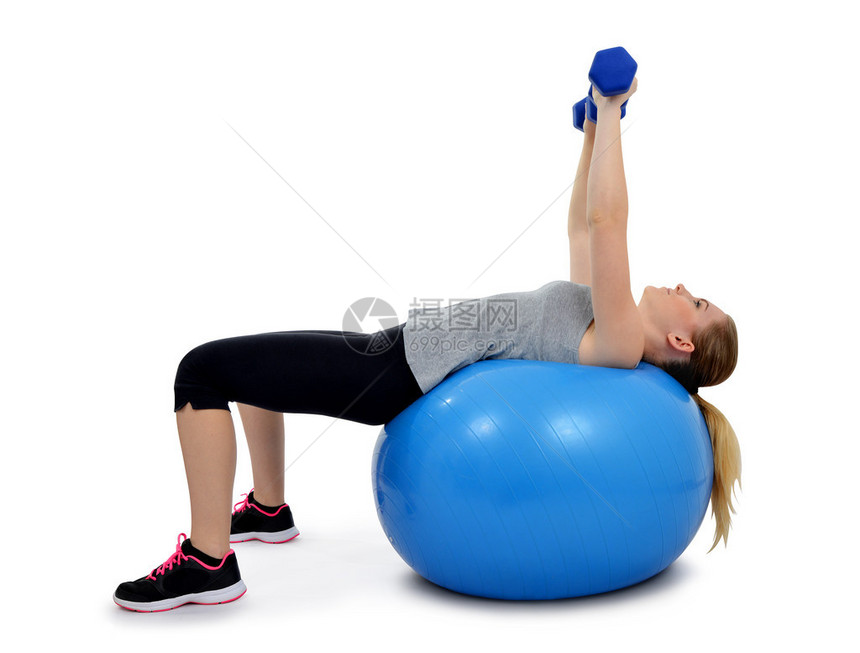 女孩运动锻炼健身在球图片