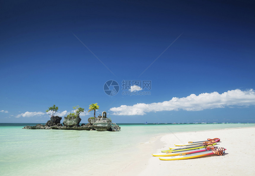 白沙滩和克里斯蒂安圣迹以及位于北印度群岛的波罗卡伊热带图片