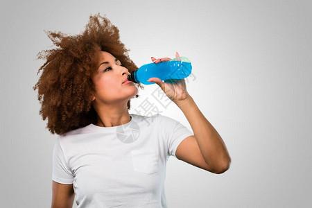 年轻健身非洲女人喝能量饮料图片