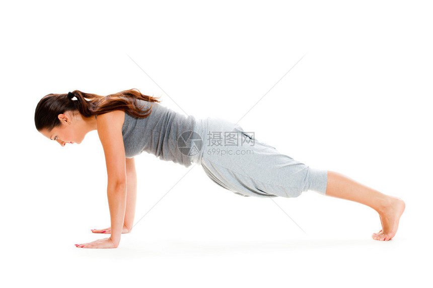 女青年在地板上做俯卧运动与图片