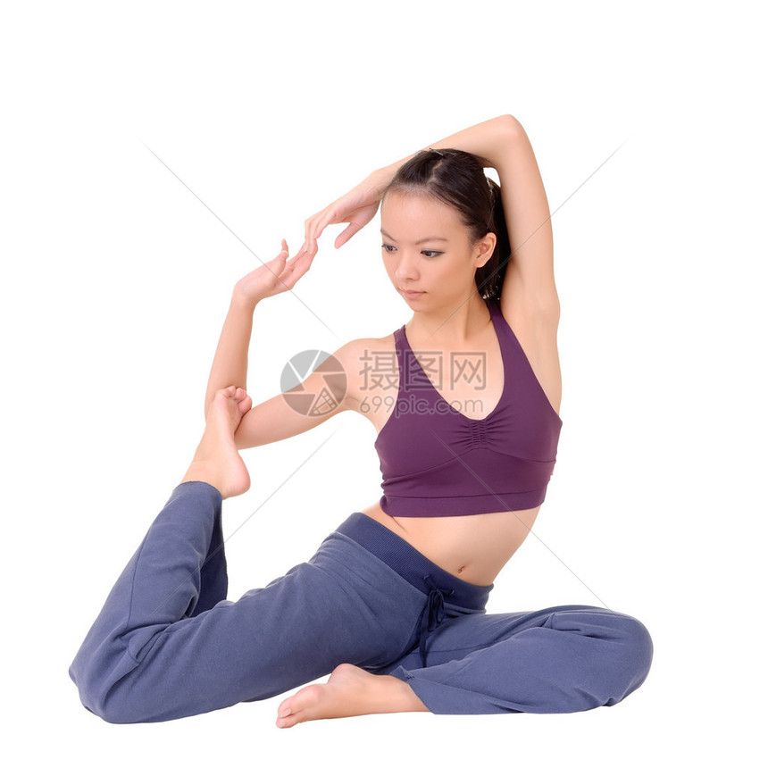 年轻亚洲女做专家瑜伽练习孤图片