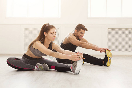 在腿伸展训练健身和复制空间上有氧锻炼运图片